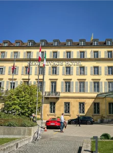 Travaux de rénovation et peinture extérieure réalisés sur la façade emblématique de l'hôtel Beau-Rivage à Neuchâtel. Une mise en valeur soignée du patrimoine local par Baroud Peinture.