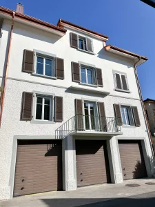 Rénovation complète d'une façade résidentielle à Neuchâtel, associant peinture extérieure durable et ravalement professionnel.