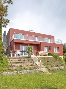 Peinture extérieure contemporaine et rénovation de façade pour une villa à Yverdon-les-Bains, combinant esthétique moderne et protection durable.